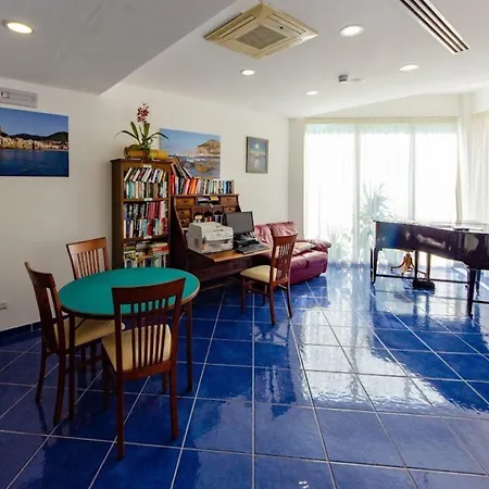 阿斯特罗套房酒店 4*