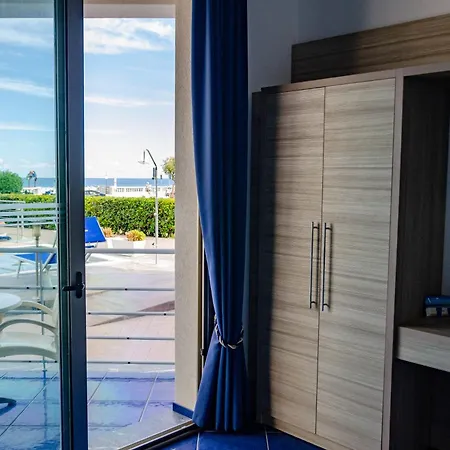 阿斯特罗套房酒店 4* 切法卢