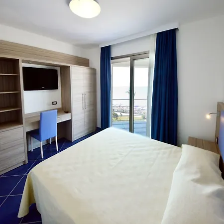 阿斯特罗套房酒店 4*