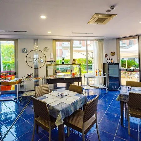 阿斯特罗套房酒店 4*